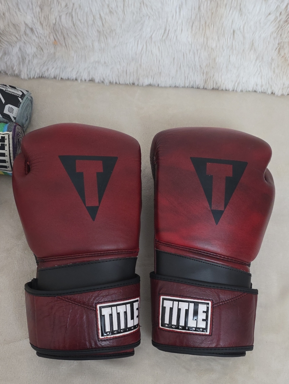 18 oz Title Boxing Leather Gloves + 26 Hand Wraps Lot MMA Boxing Training Bundle - Picture 5 of 13
